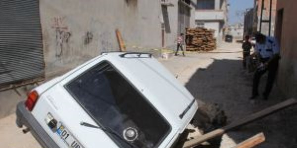 Yol çöktü otomobil çukura düştü