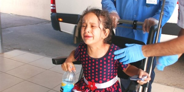 Otomobil, engelli aracına çarpıp kaçtı: 3 yaralı