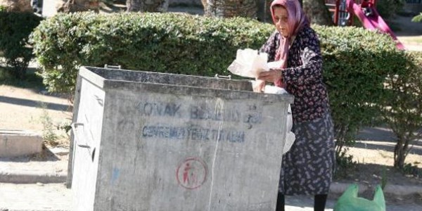 68 yaşında ekmeğini çöpten çıkarıyor