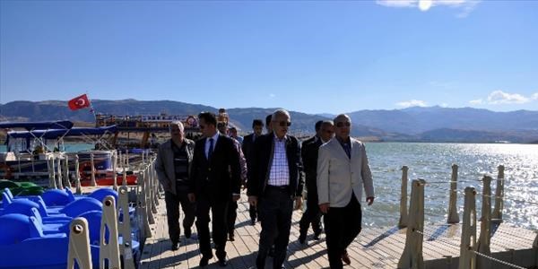 Vali Kemelek Suşehri'nde tekne gezintisi yaptı