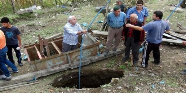 Köyde oluşan çukur korkuttu
