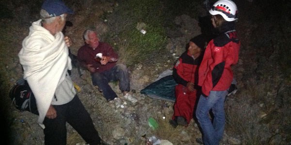 Kayal�klara �arpan teknede 3 turist mahsur kald�