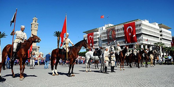 �zmir Cumhuriyet Meydan�'nda 'kurtulu�' t�reni