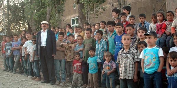 Bu k�yde her aileye y�lda bir �ocuk kat�l�yor