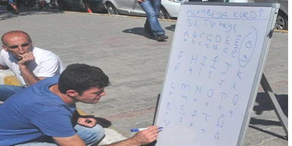 Muş'ta valilik önünde Kürtçe eğitim
