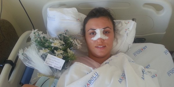 Özge Turmuş'un burnu kırıldı