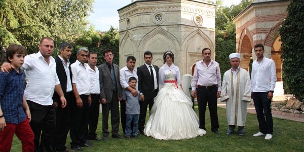Gençler nikahlarını cami bahçesinde kıydırıyor