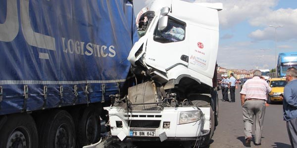 Kağıt gibi ezilen TIR'dan sağ çıktı
