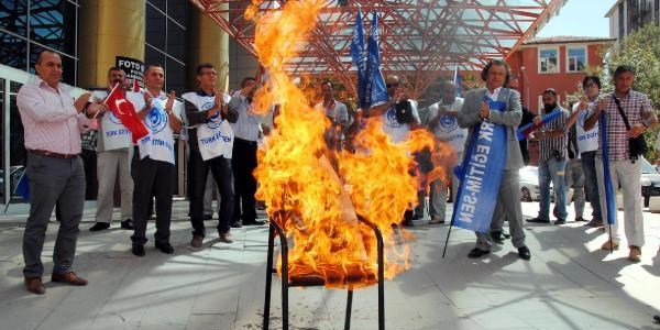 Atamalara tepki için 'müdür koltuğu' yaktılar