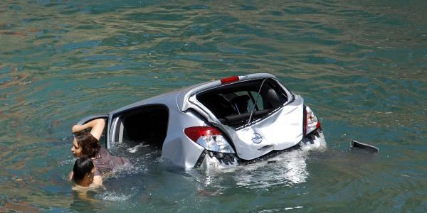 Hemşire, otomobiliyle sulama kanalına uçtu