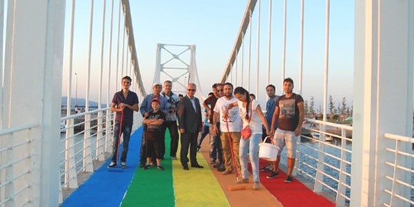 Aşk köprüsü gökkuşağı rengine boyandı