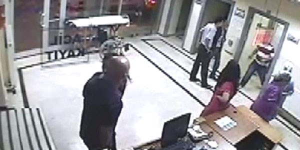 Hastanede steteskoplu tekmeli yumruklu dehşet/ Video
