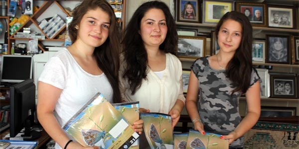 Harçlıklarıyla okul eşyası alıp hediye ettiler