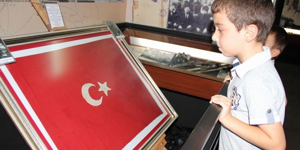 91 y�ll�k T�rk Bayra�� tarih kokuyor