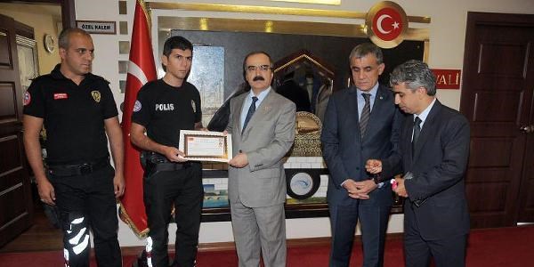 Hemşireyi boğulmaktan kurtaran polise teşekkür belgesi