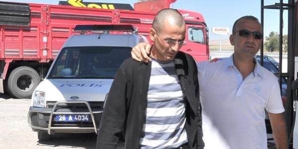 Kad�n �ar�af� giyip e�inin sevgilisi �ld�rd�