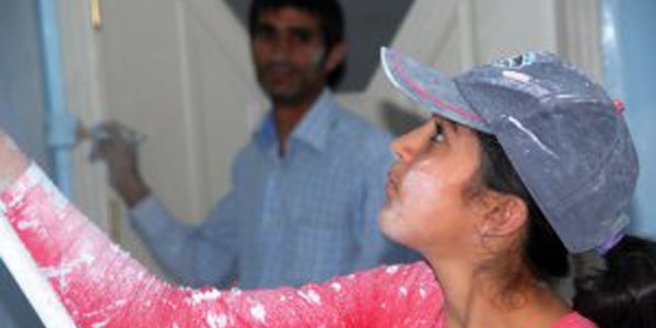 14 ya��ndaki Elif, okul har�l���n� in�aatlarda boya yaparak ��kar�yor