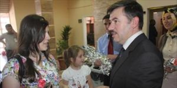 A�r�'ya atanan ��retmenlere karanfilli kar��lama