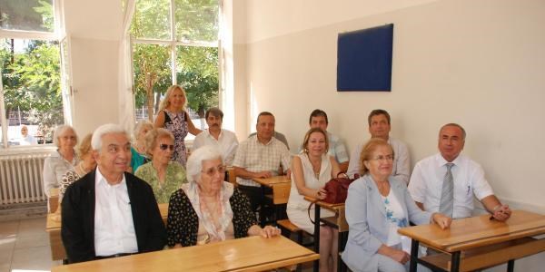 ��retmenlik yapt��� okulun mezunlar�na evini ba���lad�