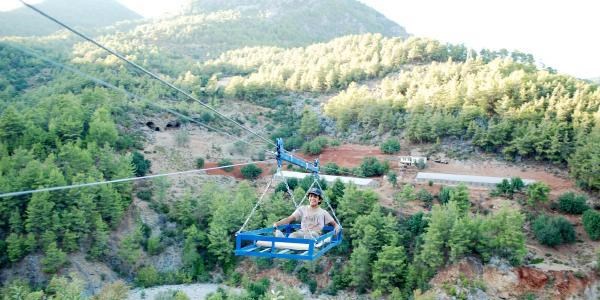 Evlerine ula�mak i�in teleferik yapt�lar
