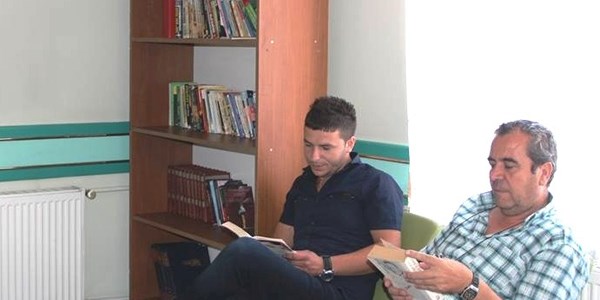 Hasta ve yak�nlar� i�in k�t�phane