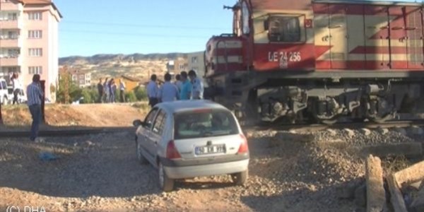 Yolcu treni otomobile �arpt�: 1 yaral�