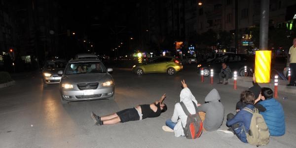 Yolu kapatan eylemciye s�r�c�lerden ve arkada�lar�ndan tepki