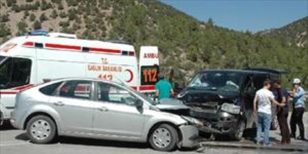 Bilecik'te minibüs otomobille çarpıştı: 12 yaralı