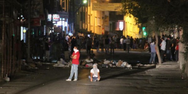 Polise 2 saat taş attılar, karşılık verilmeyince eylemi bitirdiler