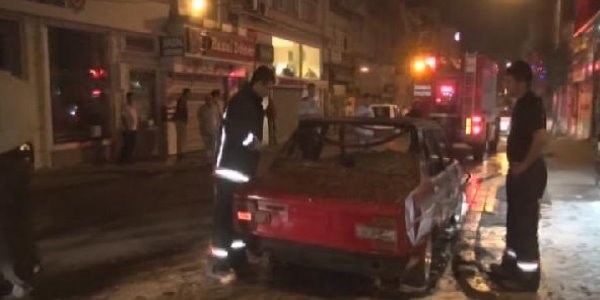 Molotof atılan otomobil kullanılamaz hale geldi