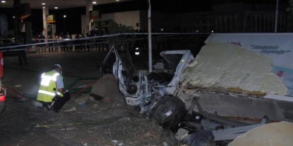 Et yüklü kamyon şarampole yuvarlandı: 1 ölü, 1 yaralı