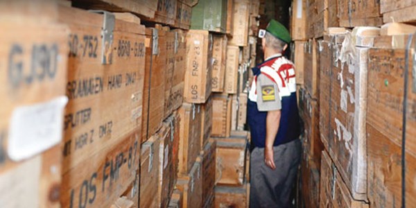 Depolara kapasitenin kat kat üstünde mühimmat konulmuş