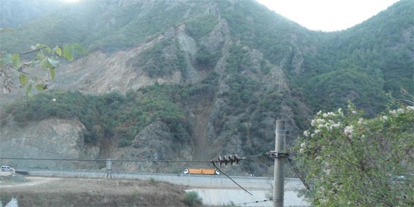 Taş ocağından ilginç önlem