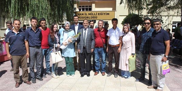 Müdür Kına, yeni atanan öğretmenleri çiçeklerle karşıladı