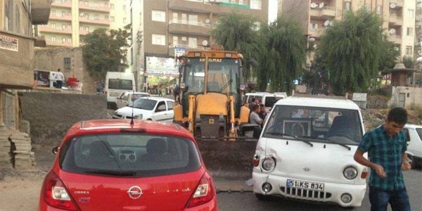 Freni boşalan iş makinesi 2 araca çarptı