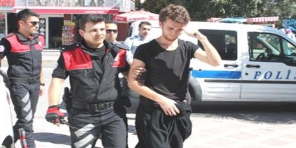 Pazarda dolaşan kara çarşaflı erkeğe gözaltı
