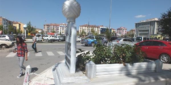 Yol üstüne çıkarılan 'Derviş Mahmut' mezarı