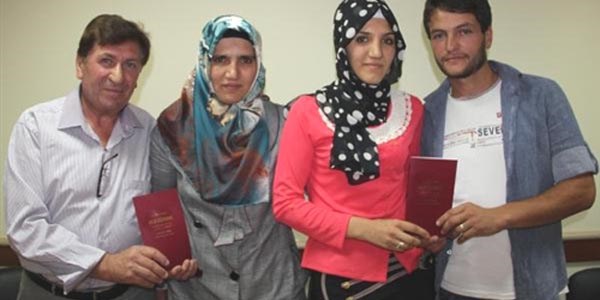 Ana-kız birlikte nikah masasına oturdu