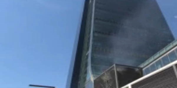 Türkiye'nin en yüksek binasında yangın paniği