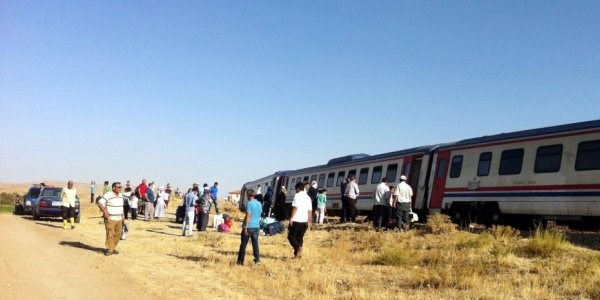 Yolcu treni raydan çıktı