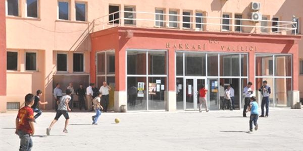 Hakkarili çocuklar, Valilik bahçesini futbol sahasına çevirdi