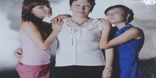 2 gen� k�z, annelerini bask� yap�yor diye  15 b�cak darbesiyle �ld�rd�
