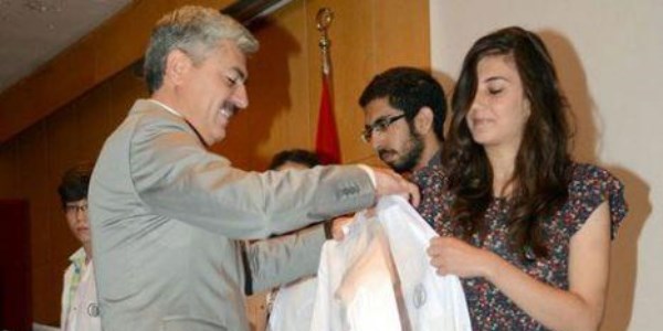 Hekim adayları beyaz gömleklerini giydi