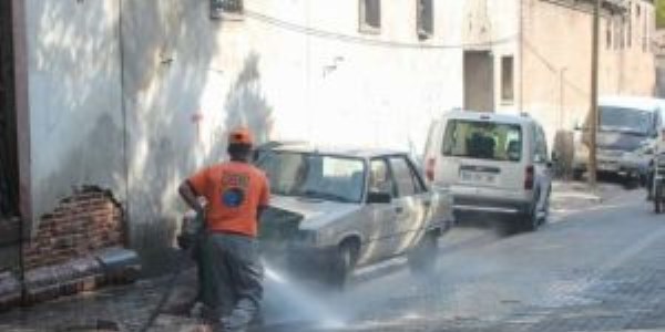 Edremit'te caddeler tazyikli su ile y�kan�yor
