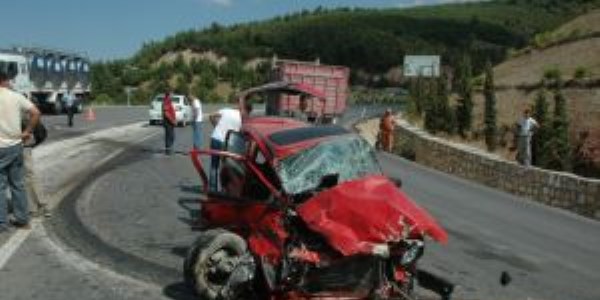 Denizli'de otomobil tır'a çarptı : 3 yaralı