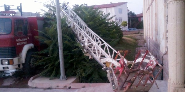 Afişleri toplarken merdiven kırılınca 2 itfaiyeci yaralandı