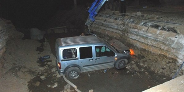 Polis aracı menfeze uçtu: 4 polis yaralı