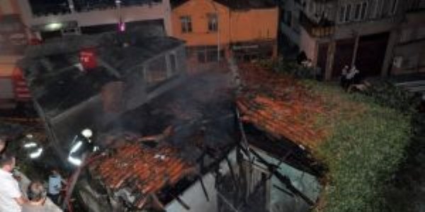 Giresun'da metruk bina kül oldu