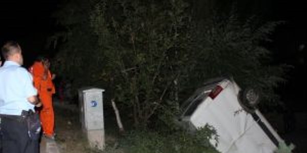 Minibüs bahçe duvarından aşağı uçtu: 1 ölü, 2 yaralı