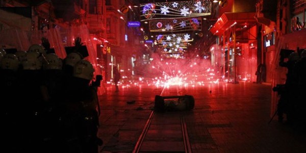 Taksim'de polise havai fiek attlar